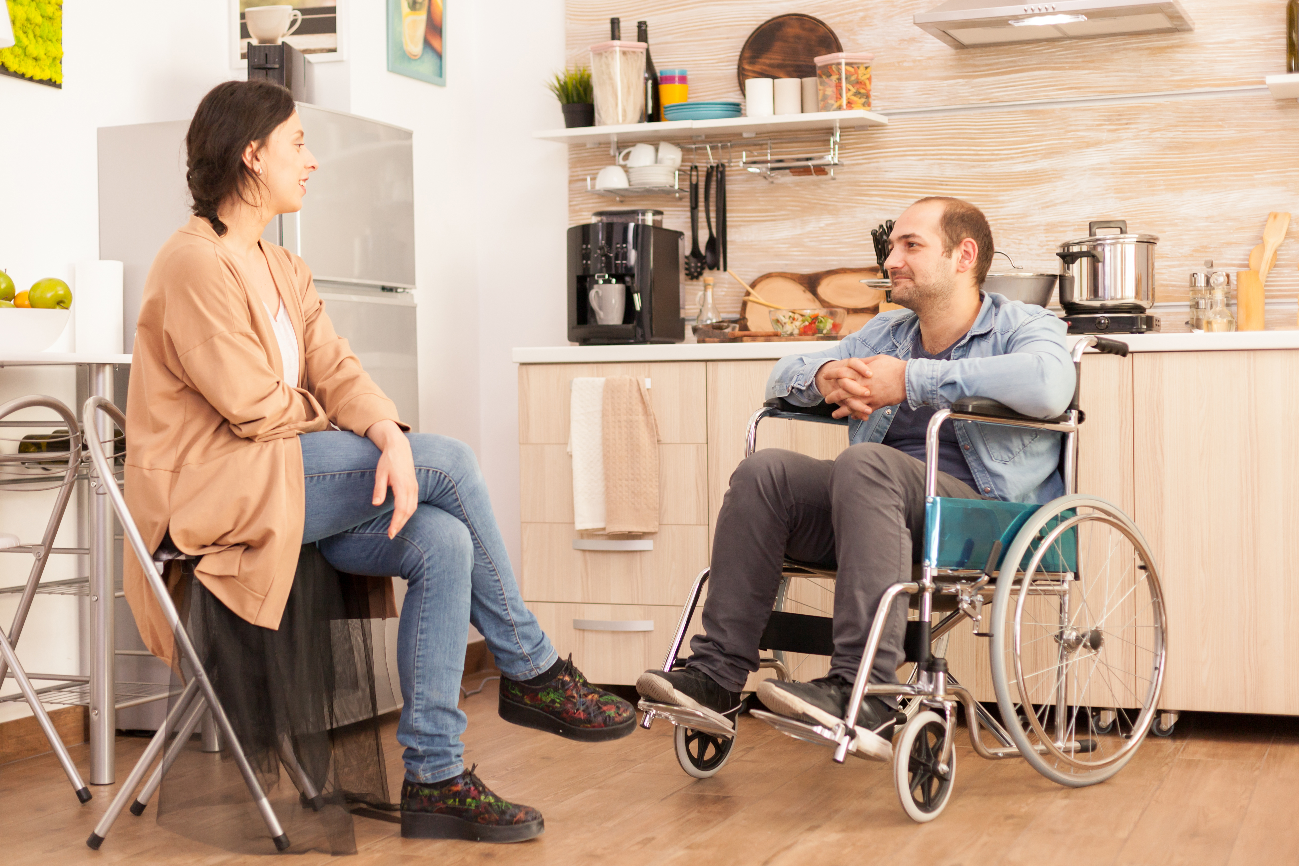 Супруга инвалид 1 группы. Муж инвалид. Кухня для инвалидов. Кухня для инвалида с креслом. Муж инвалид и его жена.