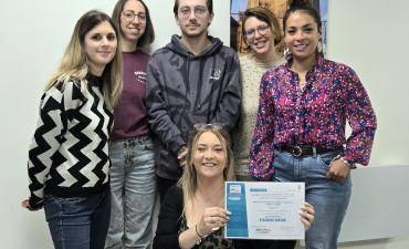 Photo de l'équipe Vivre et Devenir Cap Intégration Marne avec le certificat de Handéo 