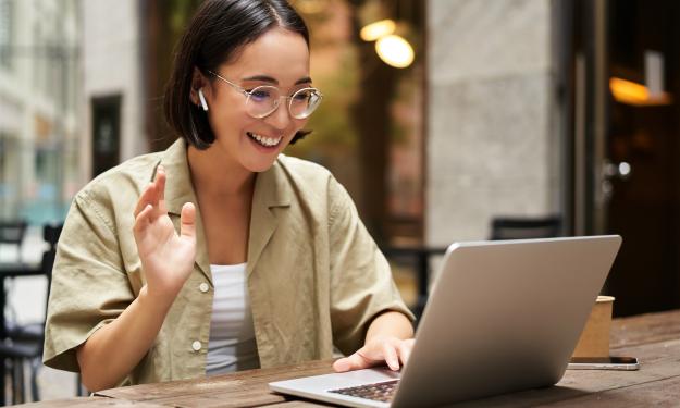 Femme devant son ordinateur assistant à une session d'informations collectives