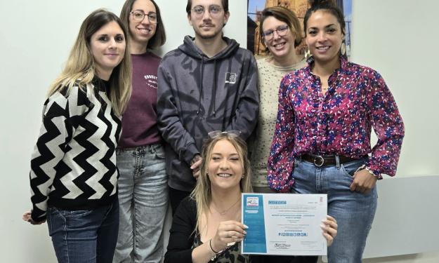 Photo de l'équipe Vivre et Devenir Cap Intégration Marne avec le certificat de Handéo 