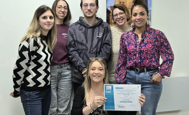 Photo de l'équipe Vivre et Devenir Cap Intégration Marne avec le certificat de Handéo 